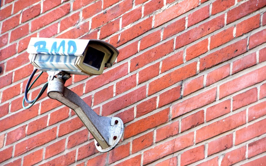 ¿Puede un vecino decidir colocar legalmente una cámara en la comunidad?
